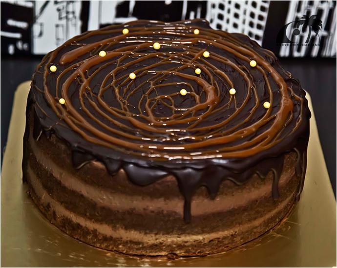 Торт с шоколадно-миндальным бисквитом покрытый карамелью и шоколадом